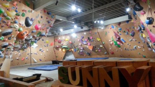 静岡県のクライミング施設「クライミングジム サニーロック富士」